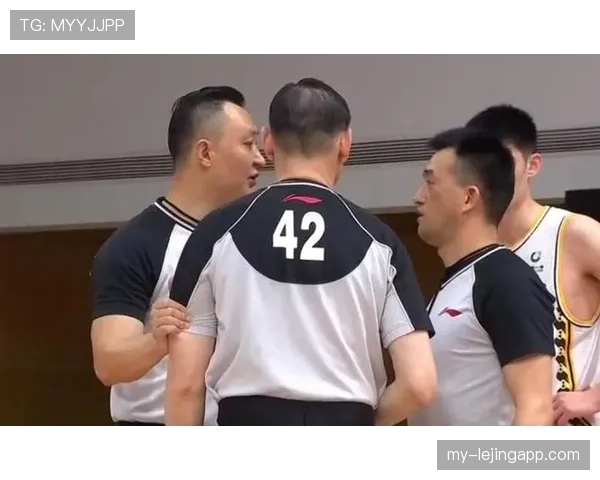 详细解析篮球比赛中脚踢球违例的判定规则